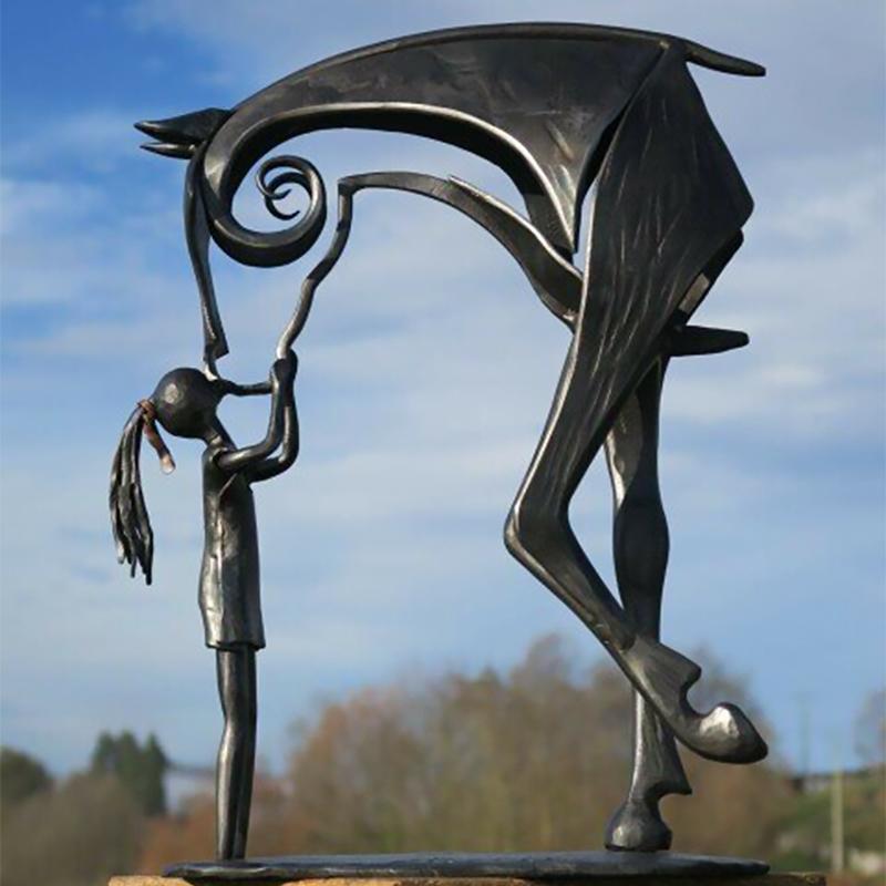 GallopGrace – Modern hästskulptur i harts