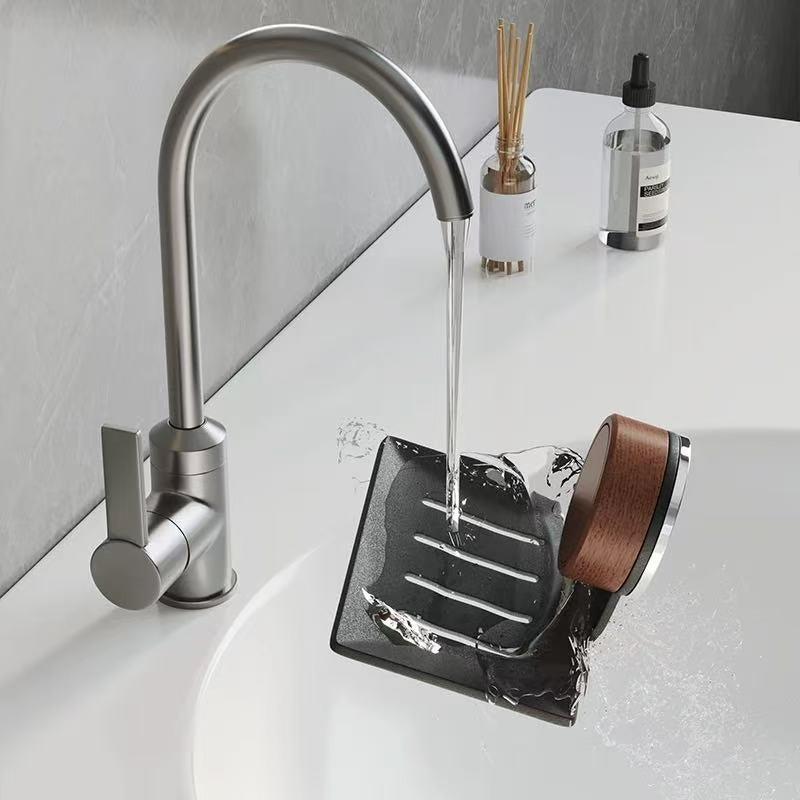 Minimalistisk tvålkopp i valnöt – Väggmonterad sugdesign med snabb dränering