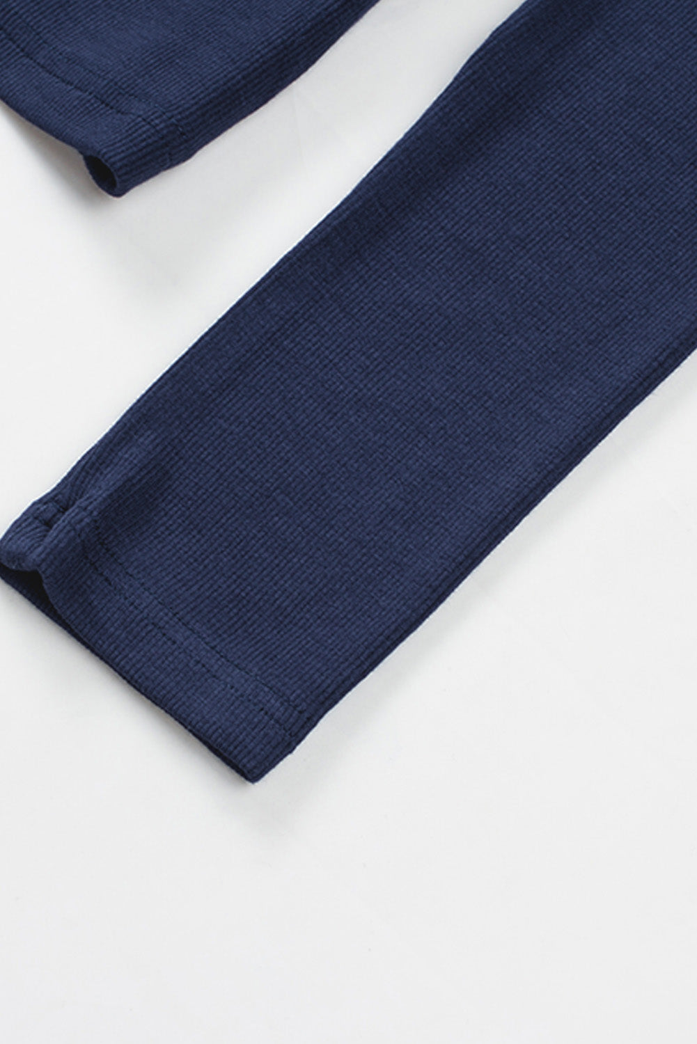 Ribbad off-shoulder omlotttopp för kvinnor – Elegant, v-ringad, långärmad, figurnära modeblus