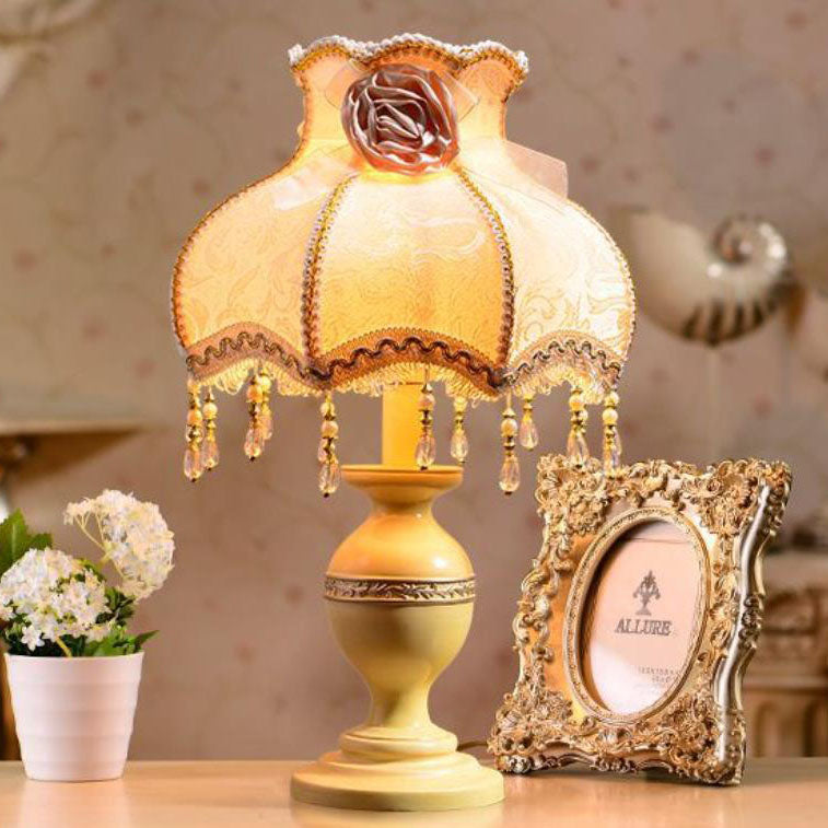 Vintage French Country Bordslampa – Resin Base med Rose Tofs Accent