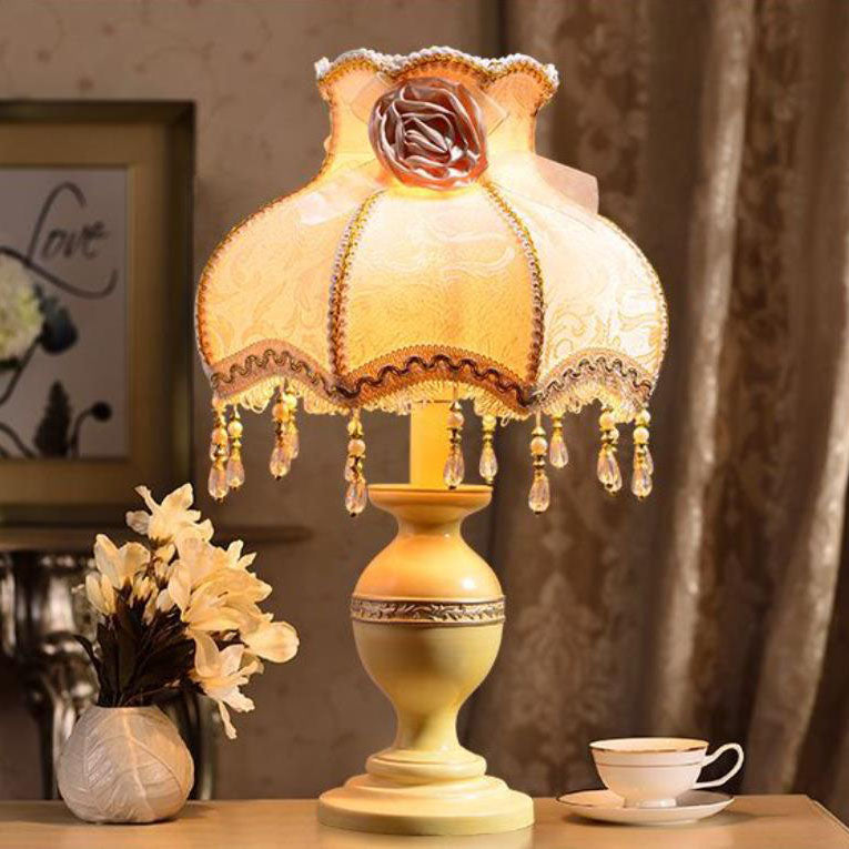Vintage French Country Bordslampa – Resin Base med Rose Tofs Accent