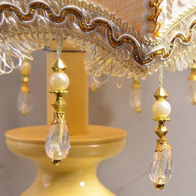 Vintage French Country Bordslampa – Resin Base med Rose Tofs Accent