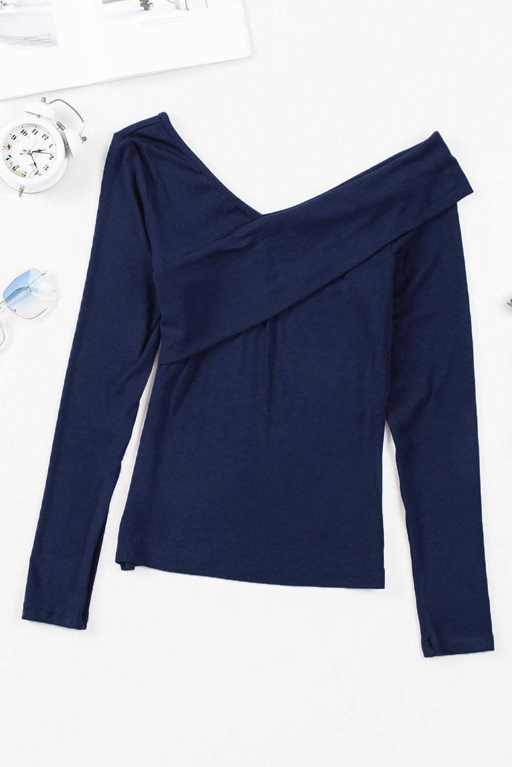 Ribbad off-shoulder omlotttopp för kvinnor – Elegant, v-ringad, långärmad, figurnära modeblus