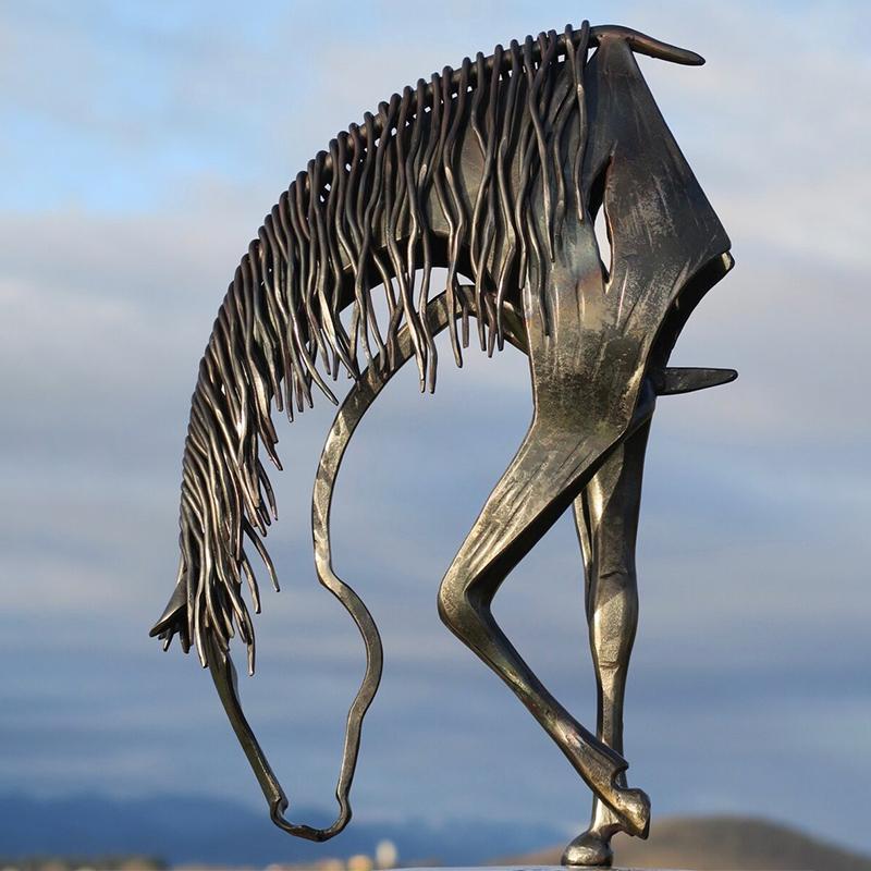 GallopGrace – Modern hästskulptur i harts