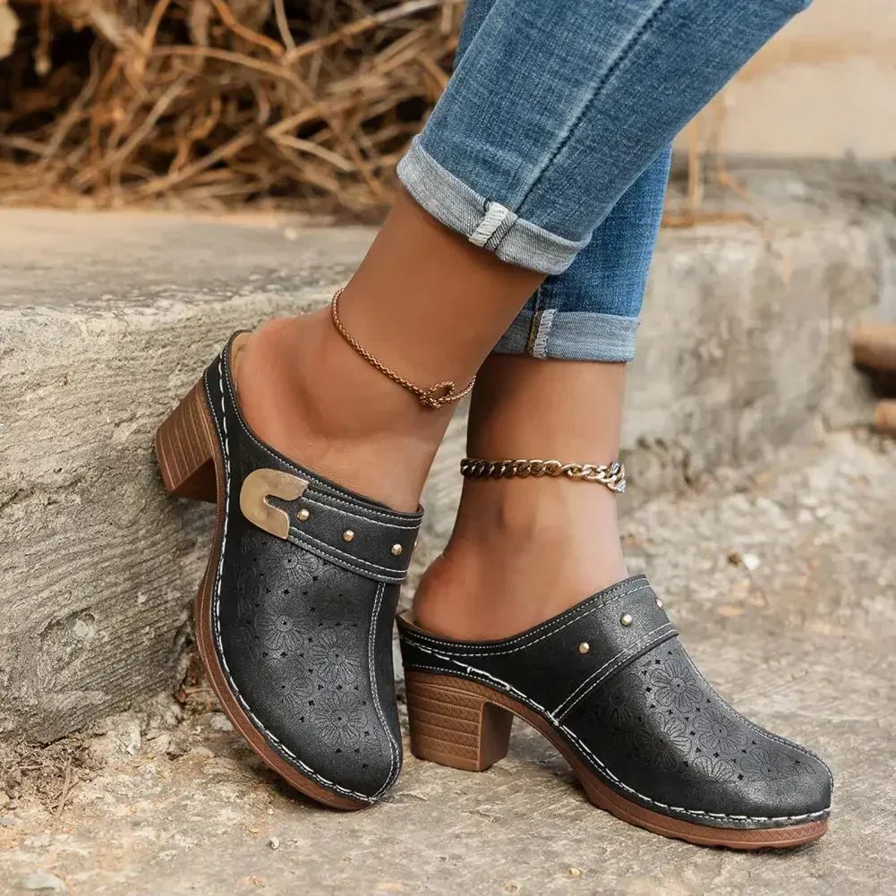 Damplatåsandaler med slip-on-detaljer