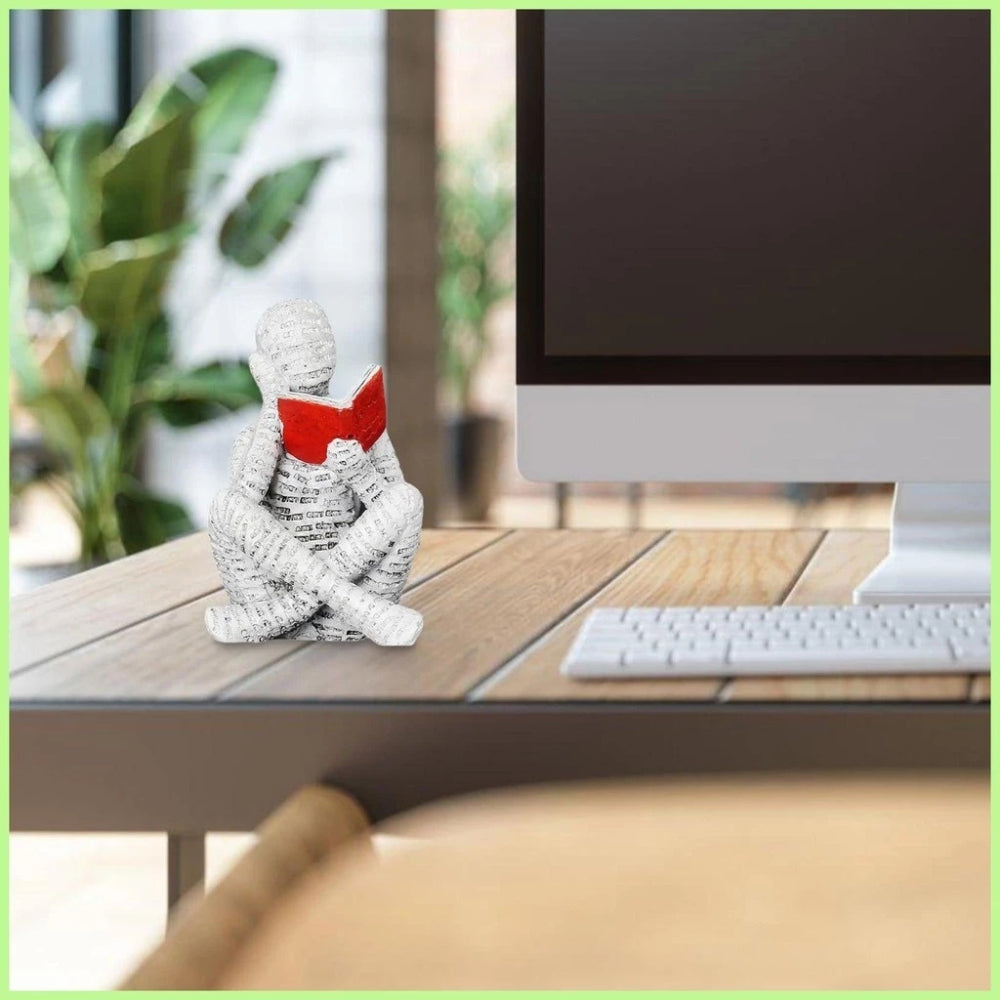 Elegant kvinna som läser statyett – konstnärlig hylldekor