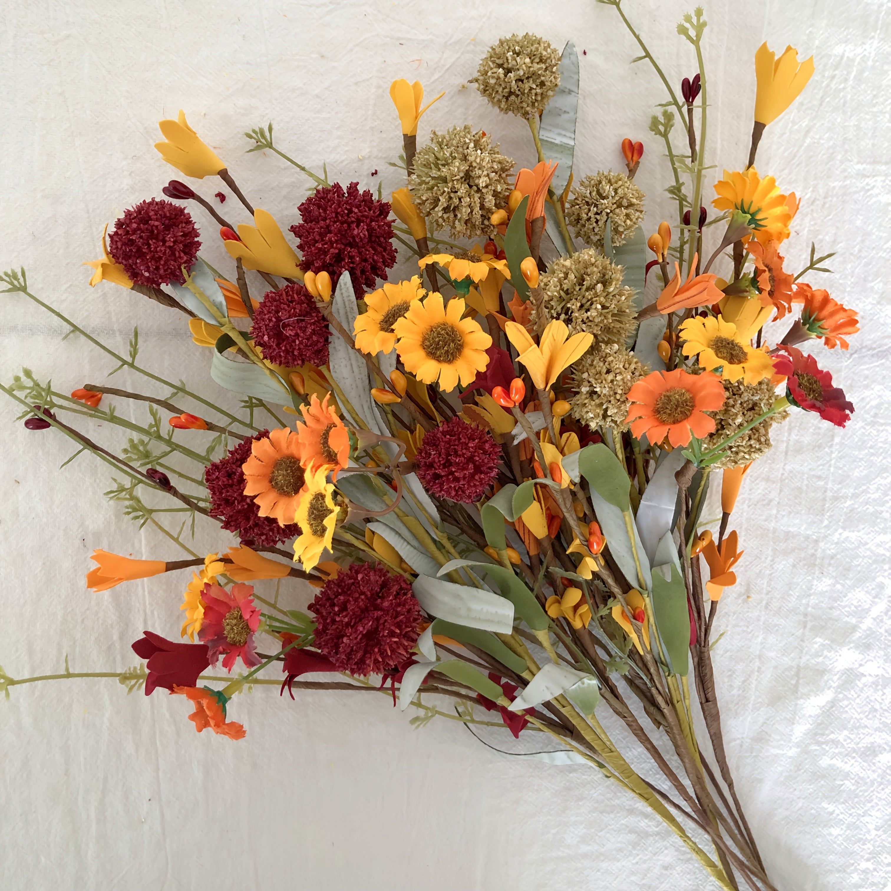 6-pack konstgjorda höstblommor - vita och röda maskrosor, hortensia och prästkragebukett med stjälkar