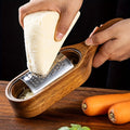 Rivjärn i rostfritt stål - Ost- och grönsaksrivare med flera blad och handtag i akaciaträ