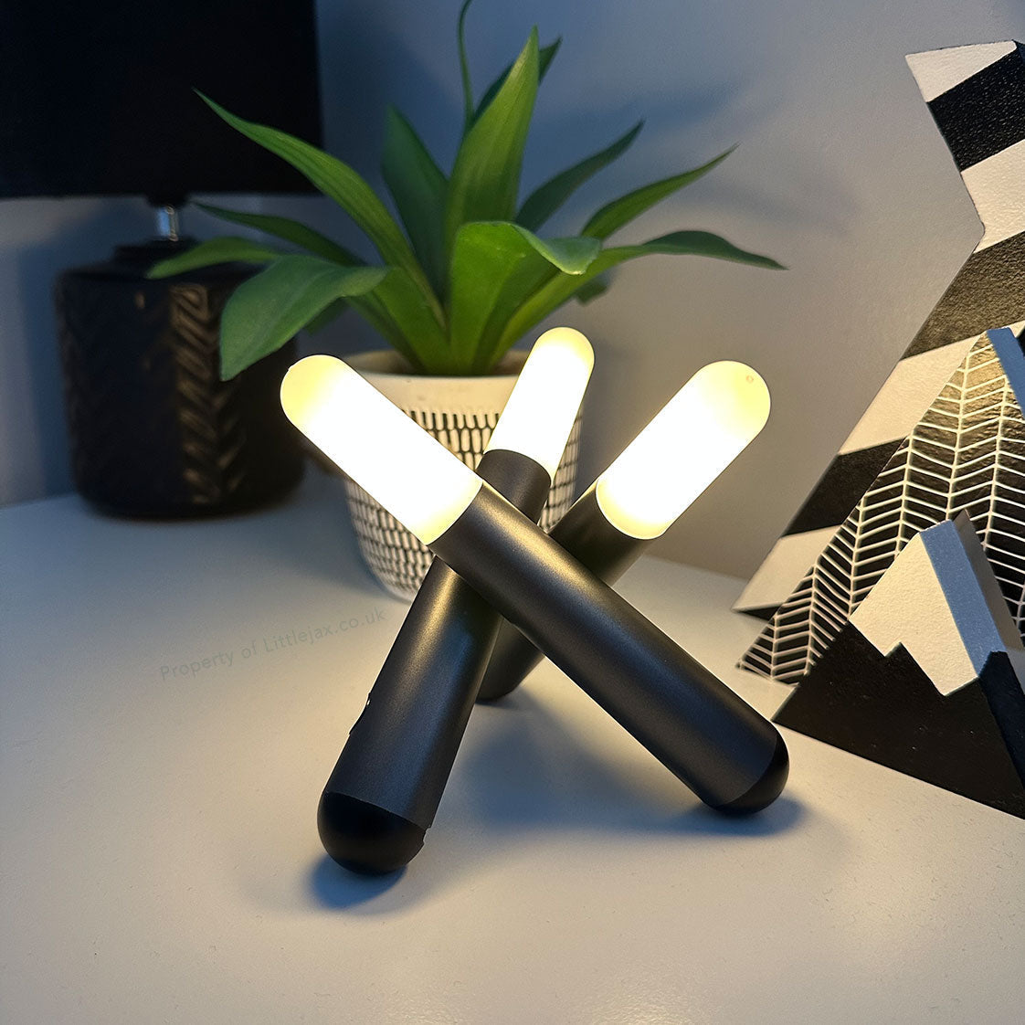 Elegant abstrakt triobordslampa – modern design med konstnärlig stil