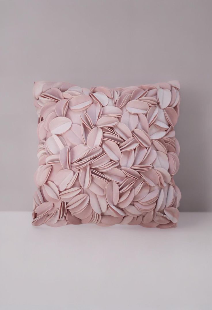 Romantiskt blommigt kuddfodral – Elegant kudddekoration inspirerad av kronblad