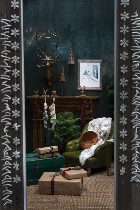 Väggdekoration med hjorthuvud i antik stil