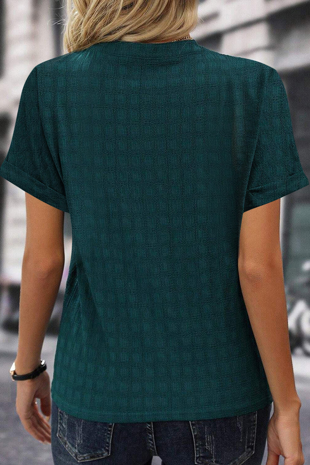 Damblus med kort ärm och slits – Luftig vardagstopp med enkel modern elegans