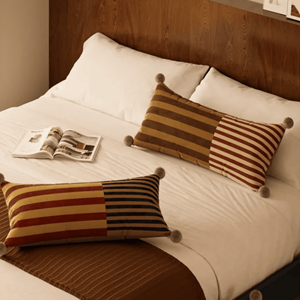 Lyxigt örngott i sammet med eleganta tofsdetaljer – Mjuk dekorativ kudde för soffa och säng