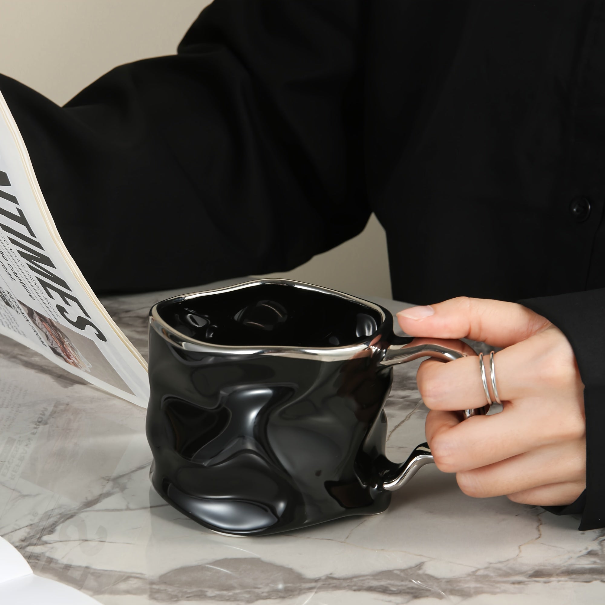 Handgefertigte Kaffeetasse aus gedrehter Keramik – Künstlerische Knitterstruktur mit Henkel