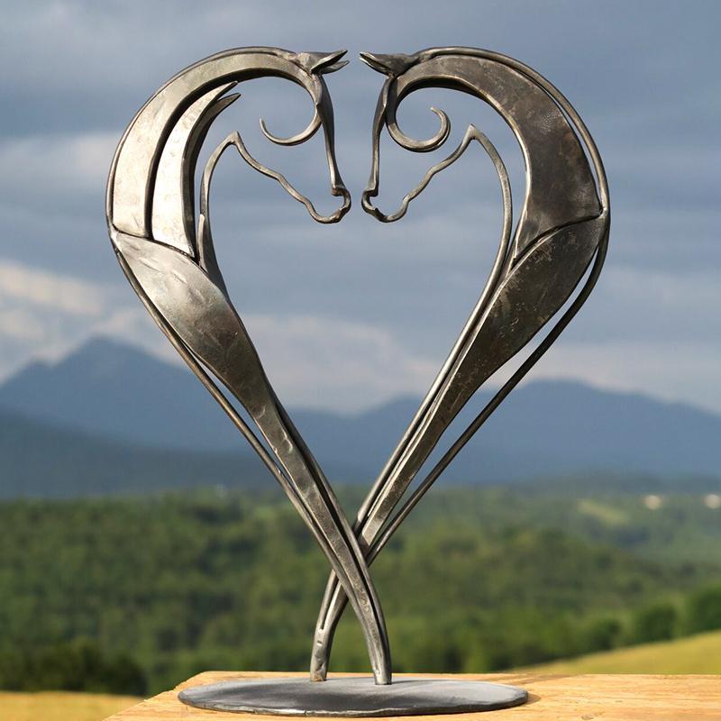 GallopGrace – Modern hästskulptur i harts