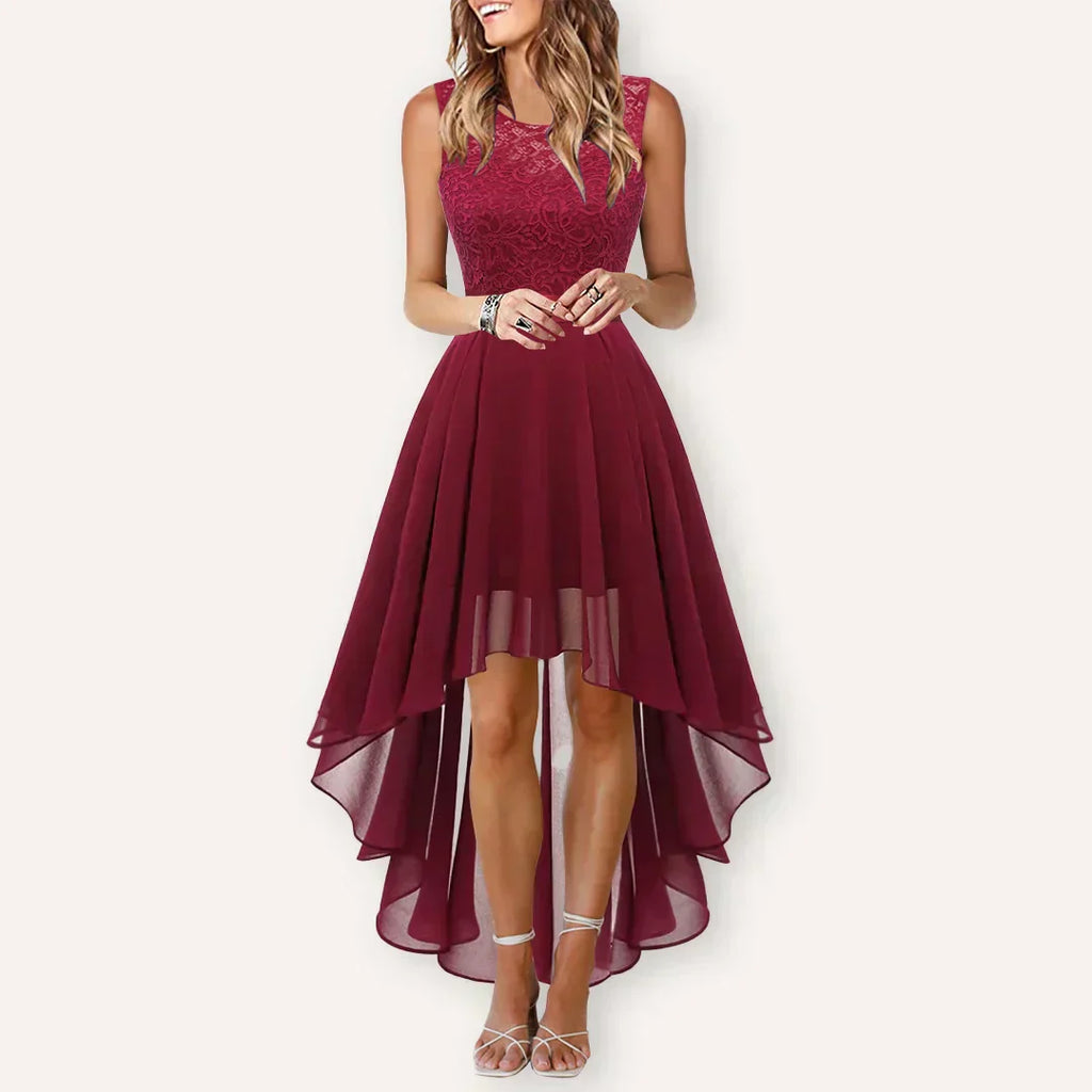 Amelisse | Elegant klänning med asymmetrisk fåll - Elegant bröllopsgäststil