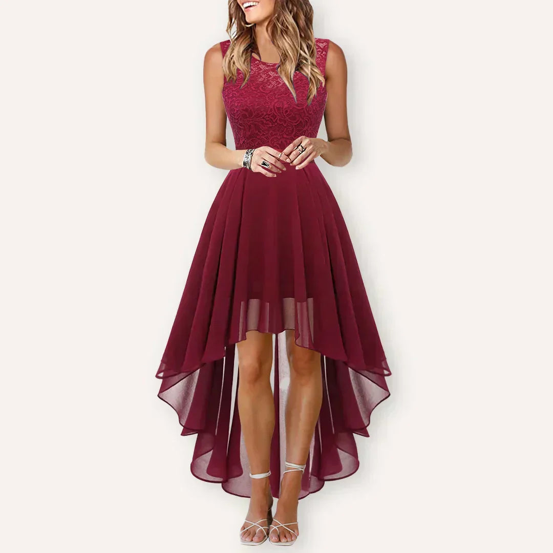 Amelisse | Elegant klänning med asymmetrisk fåll - Elegant bröllopsgäststil