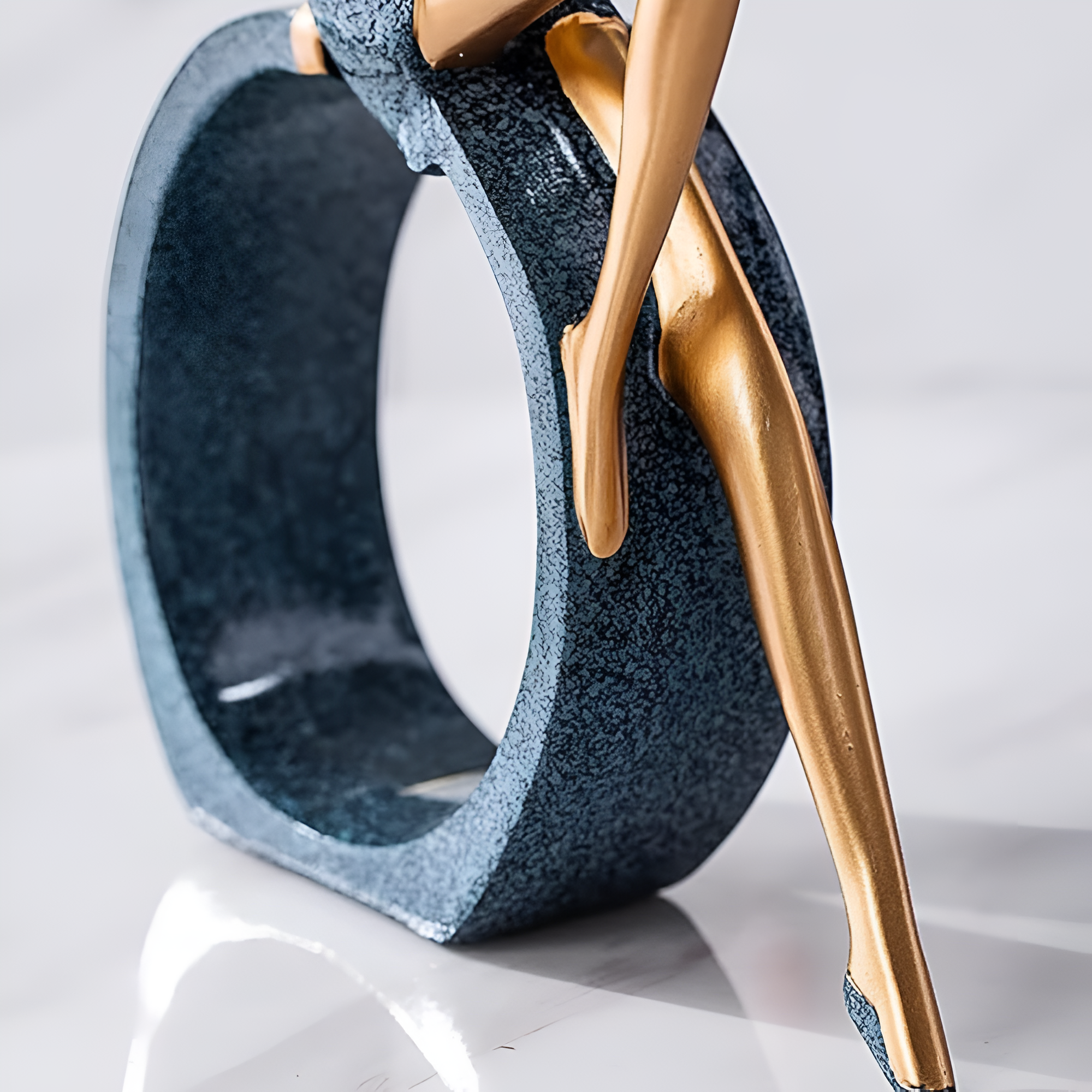 Graceful Reading Lady Sculptures - Elegant resin figuruppsättning