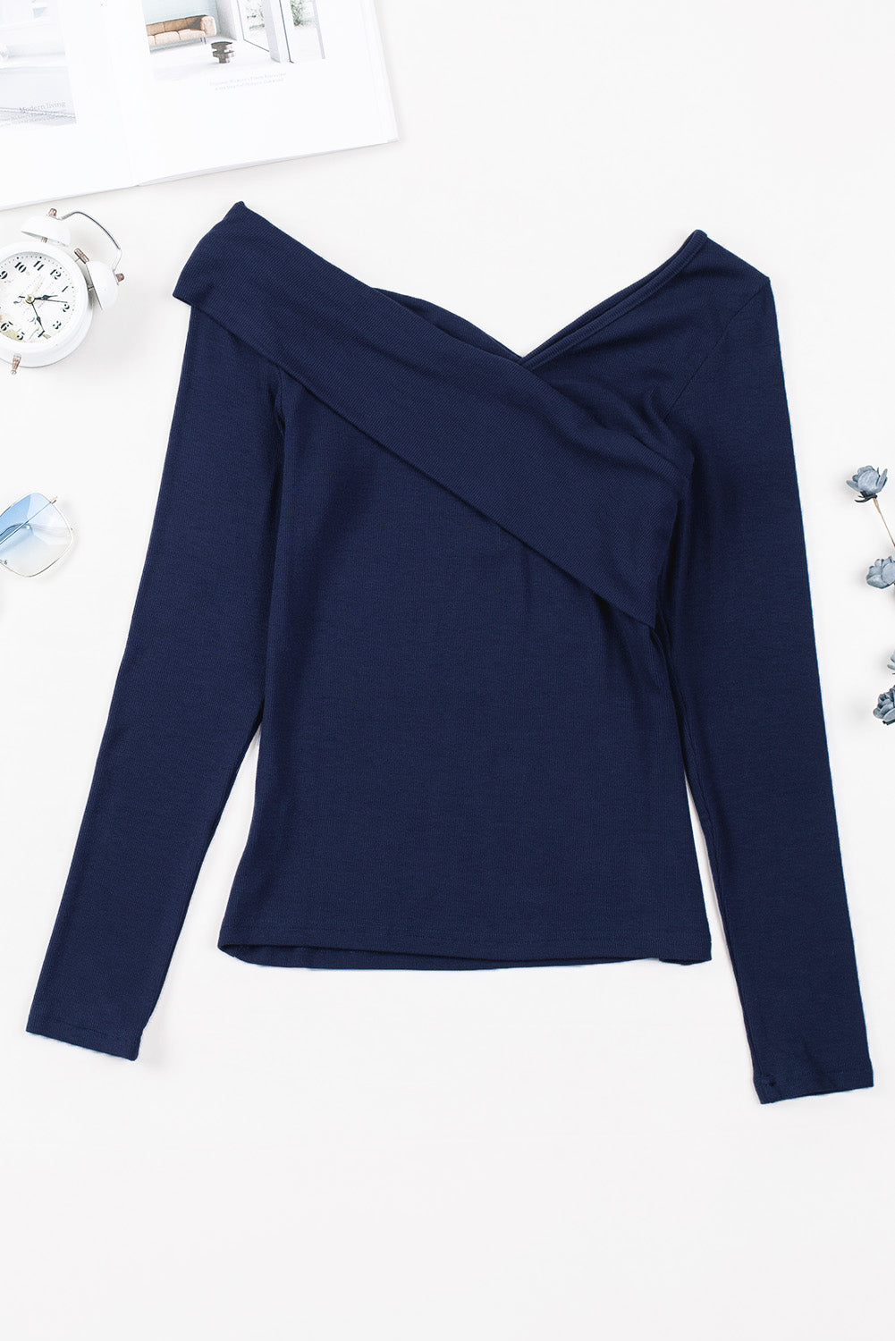Ribbad off-shoulder omlotttopp för kvinnor – Elegant, v-ringad, långärmad, figurnära modeblus
