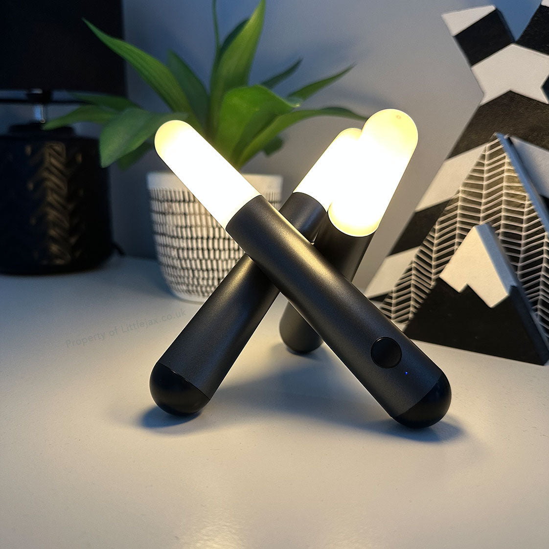 Elegant abstrakt triobordslampa – modern design med konstnärlig stil