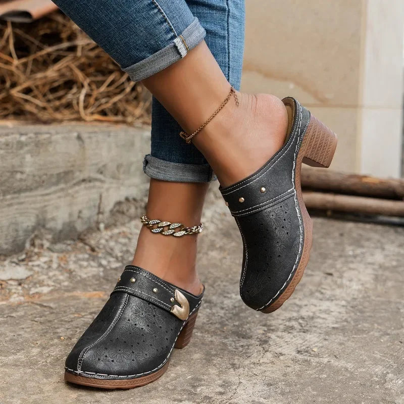 Damplatåsandaler med slip-on-detaljer