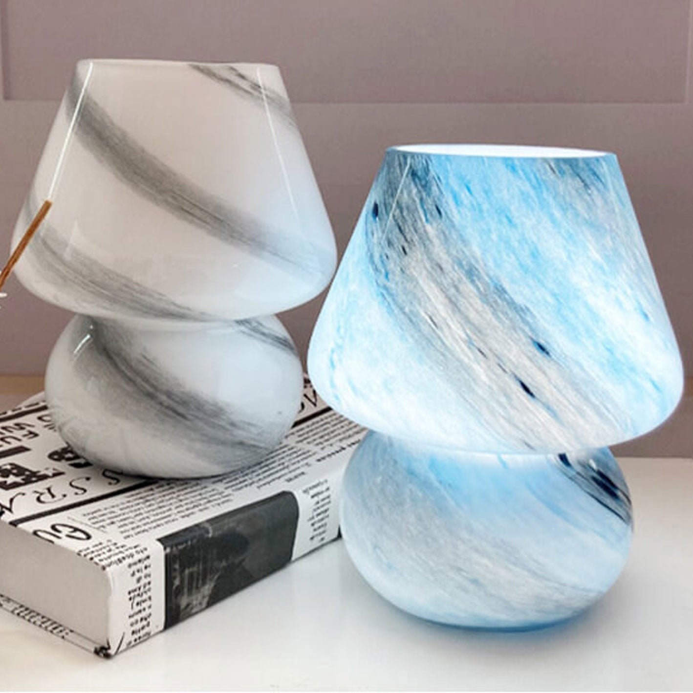 CosmoGlow Handgjord glasbordslampa – Planetinspirerad elegans