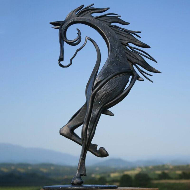 GallopGrace – Modern hästskulptur i harts
