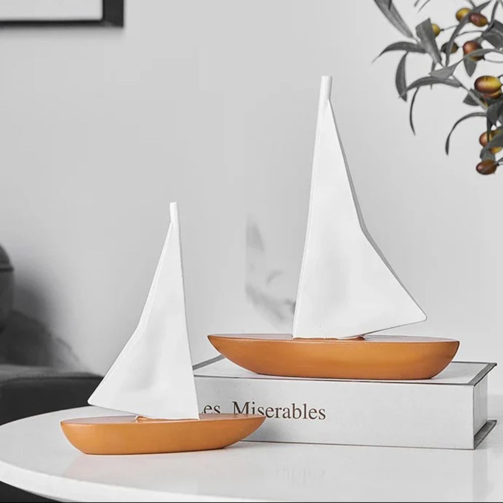 Elegant segelbåtsskulptur – nautisk dekor med himmelsk charm