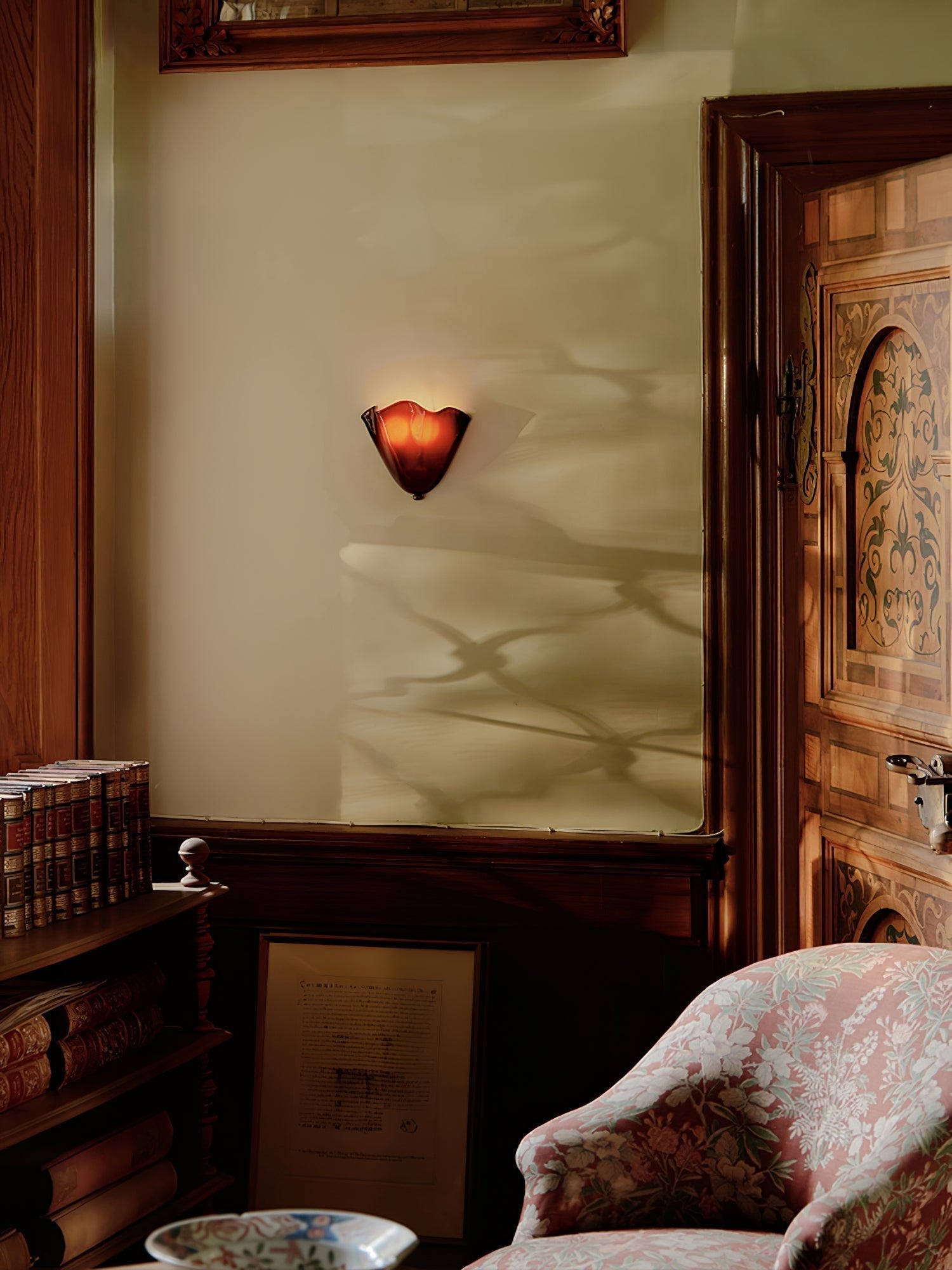 Vägglampa med blommotiv – Elegant kronbladsinspirerad lampa