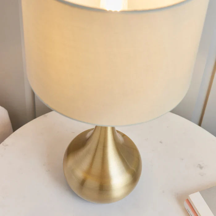 Golden Radiance bordslampa – Modern dekorativ belysning för eleganta interiörer