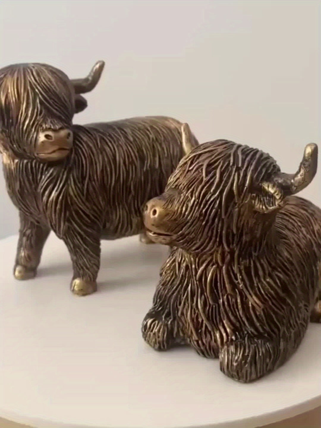 Eleganta skulpturer av höglandskon – Set med 2 figurer i harts med guldfärgad accentfinish