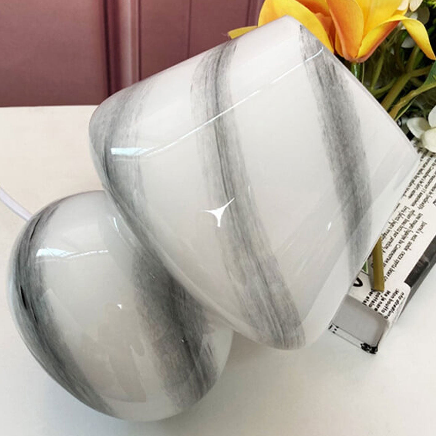CosmoGlow Handgjord glasbordslampa – Planetinspirerad elegans