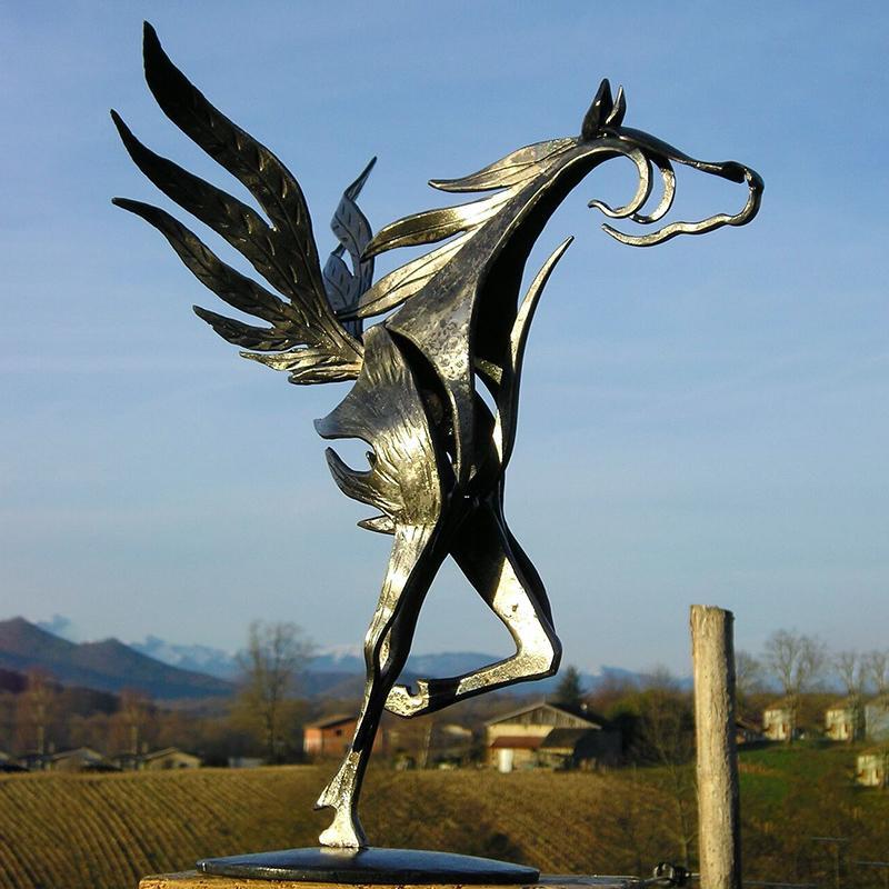 GallopGrace – Modern hästskulptur i harts