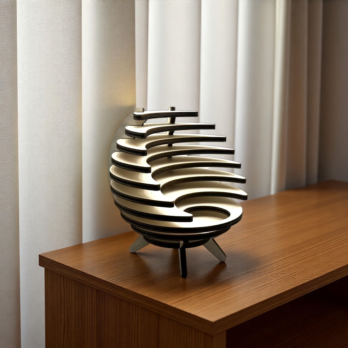 Handgjord ljusstake i trä med halvmåne – Rustik halvcirkeldekor