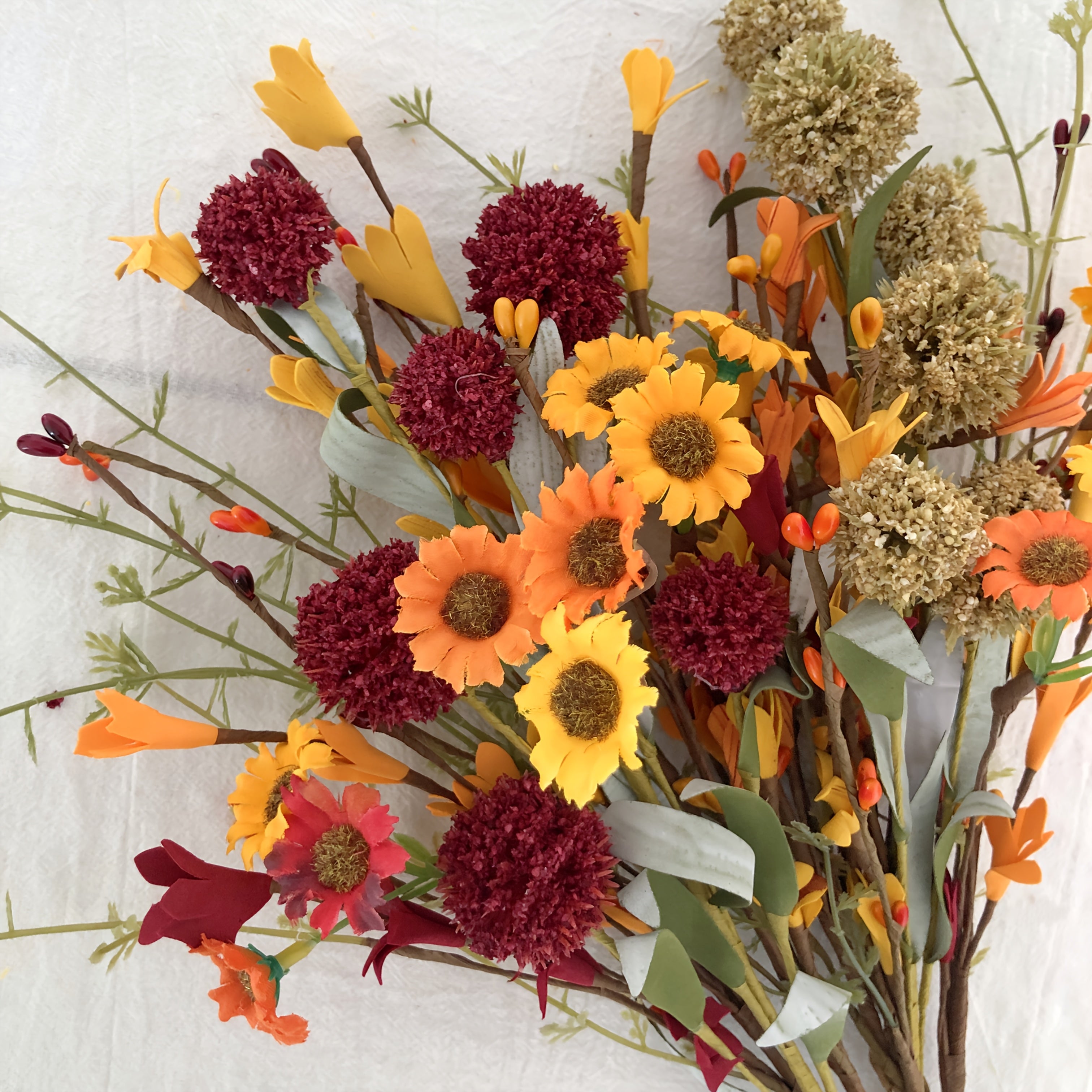 6-pack konstgjorda höstblommor - vita och röda maskrosor, hortensia och prästkragebukett med stjälkar