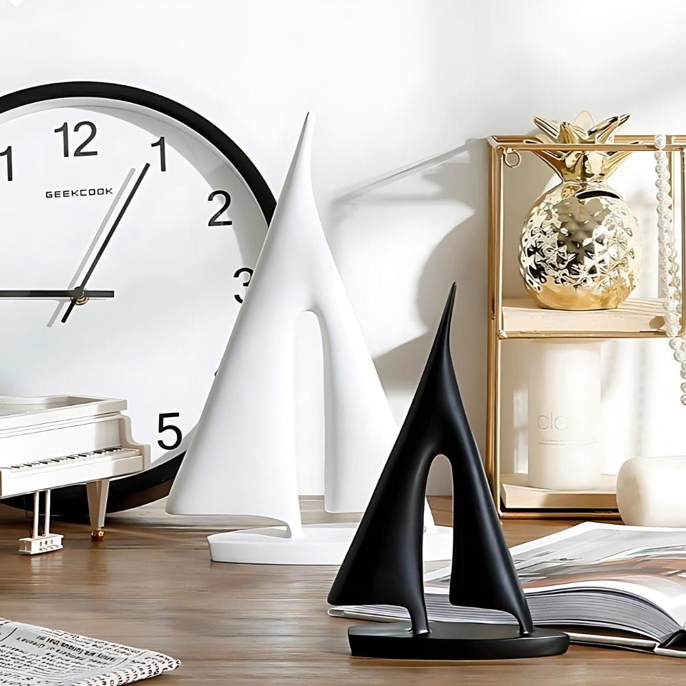 Modern segelbåtsskulptur – elegant nautisk bordsaccent