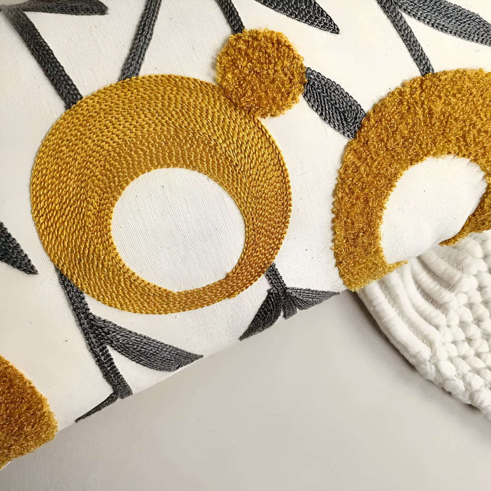 Bloom broderat kuddfodral – elegant blommig accent