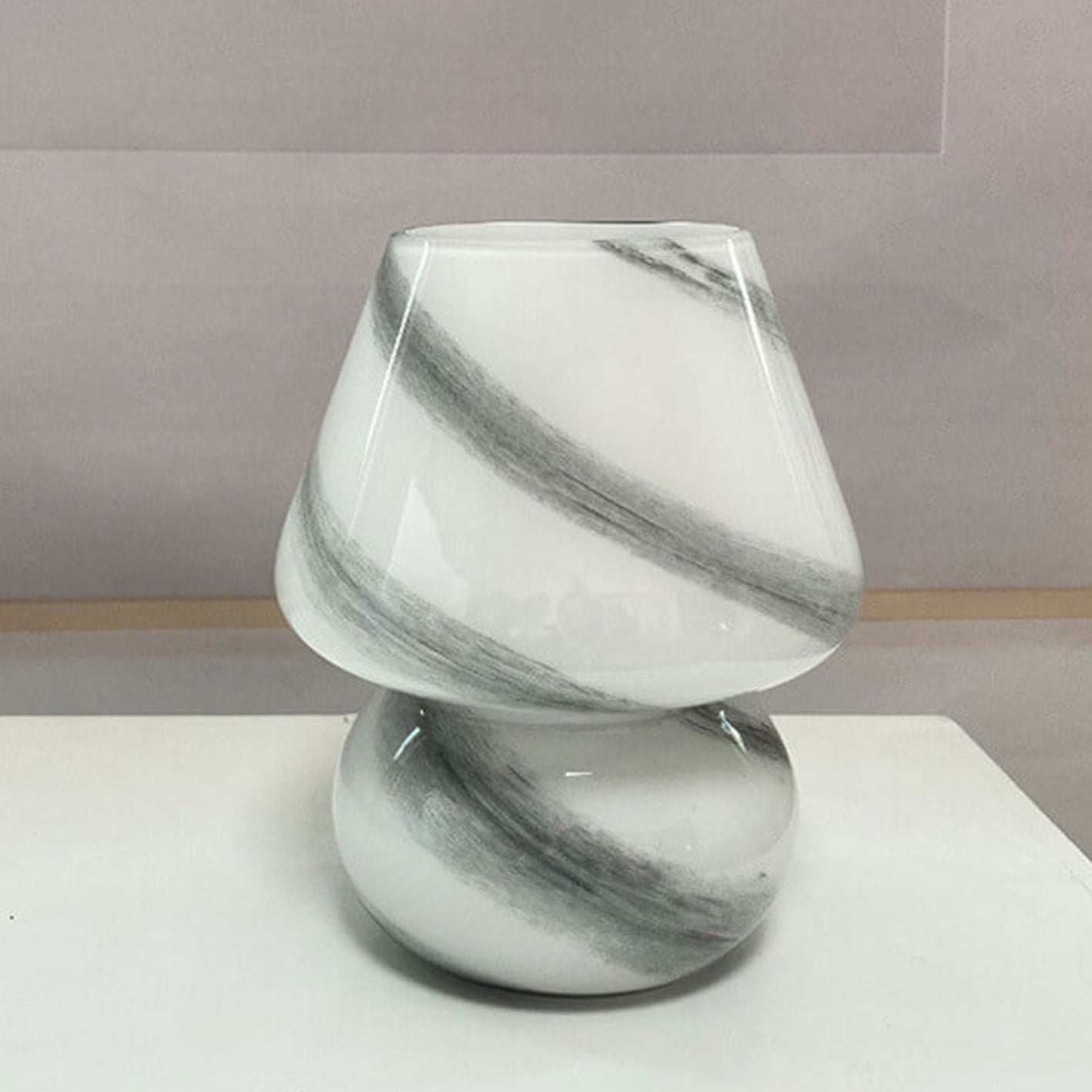 CosmoGlow Handgjord glasbordslampa – Planetinspirerad elegans