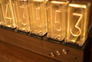 GlowEra – Retroinspirerad LED Nixie-rörklocka