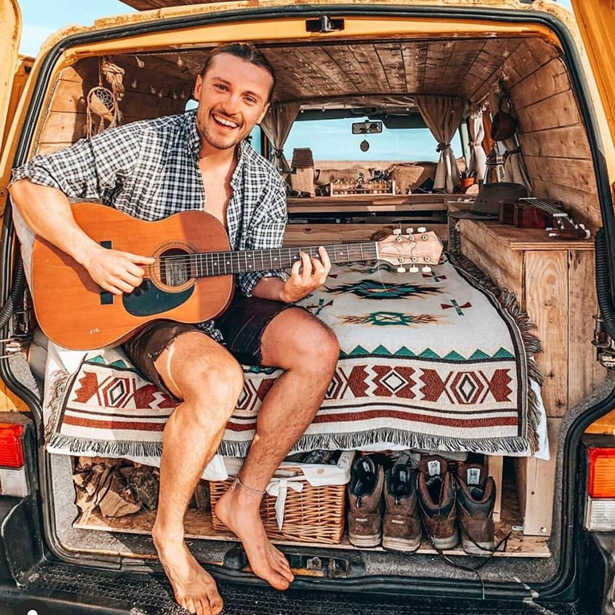 Dekorativ filt i bohemisk stil – Pläd med livfullt tribalmönster