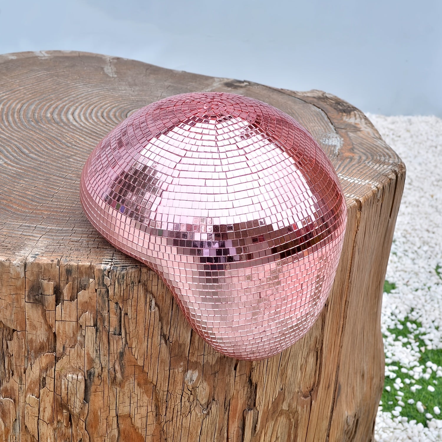 Skulptur av smält silverdiskoboll - Droppdekoration i speglat glas för modern heminredning