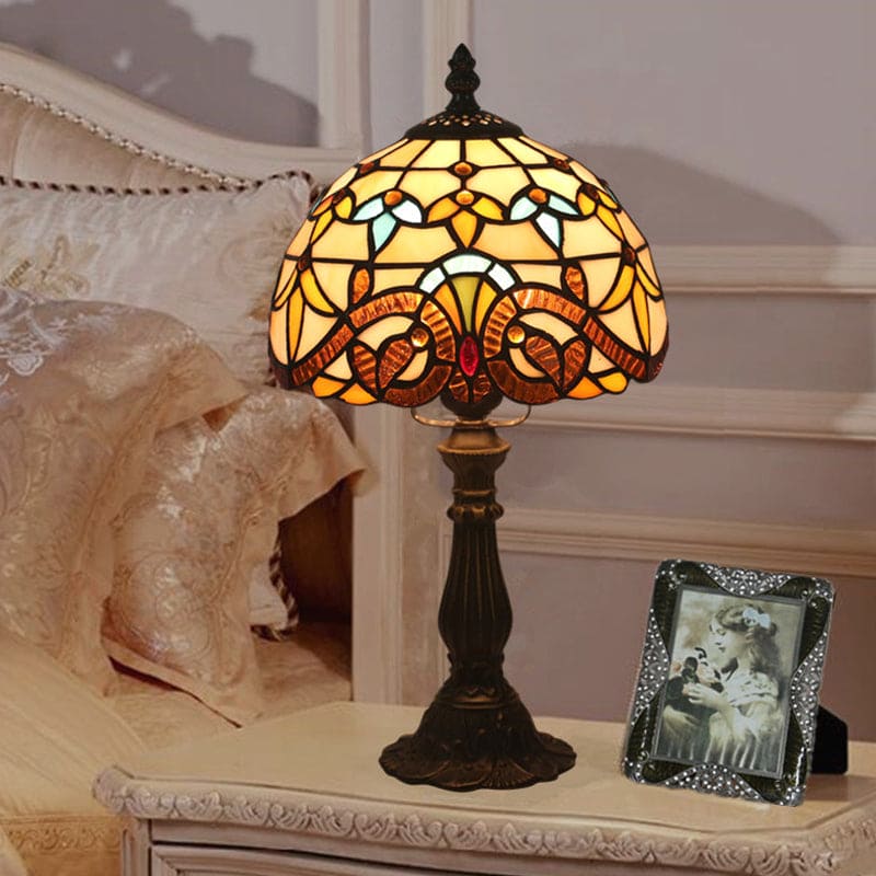Strålande glödlampa i målat glas