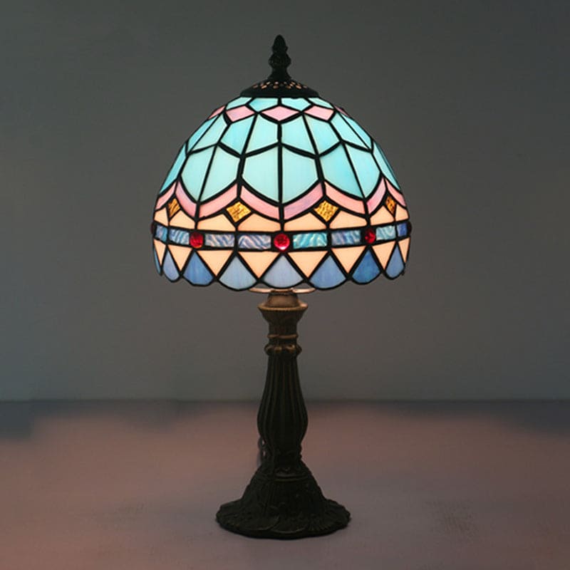 Strålande glödlampa i målat glas