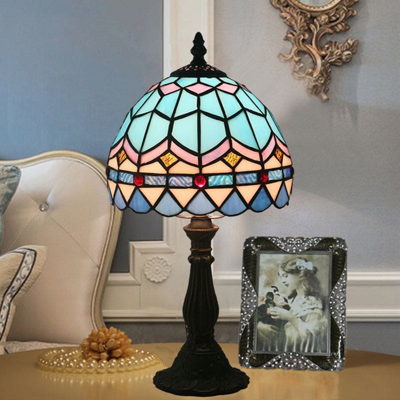 Strålande glödlampa i målat glas