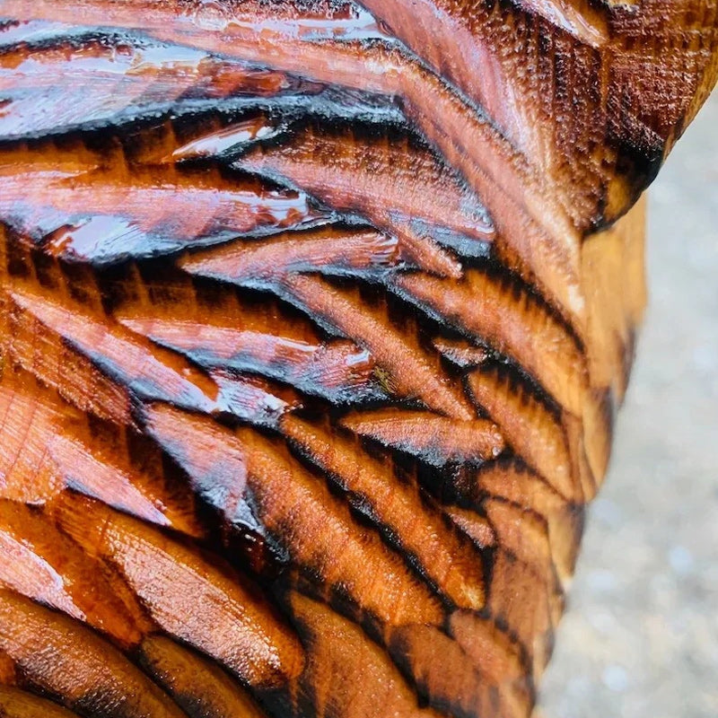 Handskuren björnstaty i cederträ med solcellslykta – Rustik trädgårdsdekoration