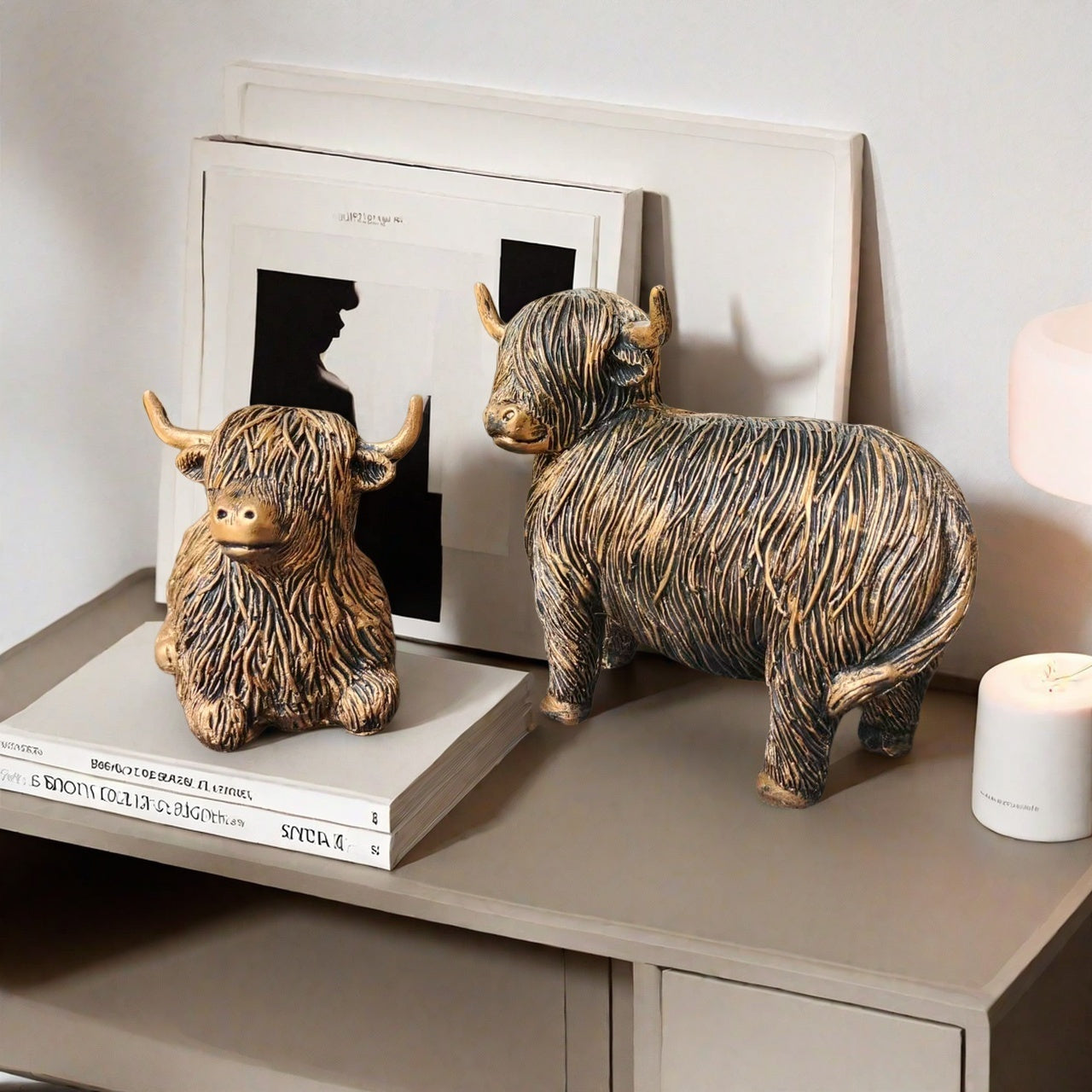 Eleganta skulpturer av höglandskon – Set med 2 figurer i harts med guldfärgad accentfinish