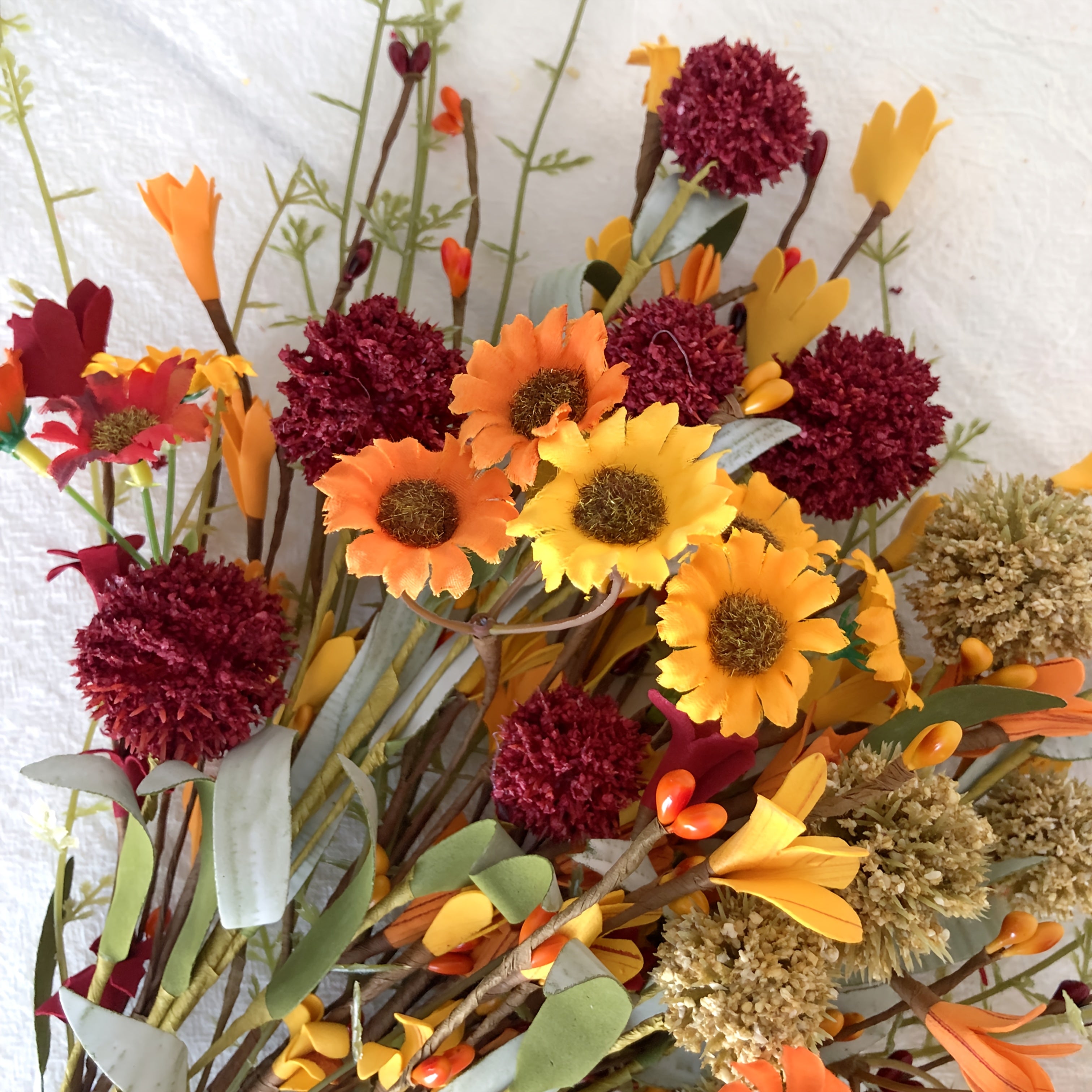 6-pack konstgjorda höstblommor - vita och röda maskrosor, hortensia och prästkragebukett med stjälkar