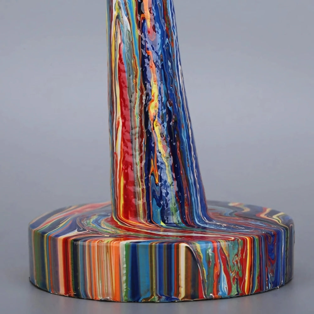 Vibrerande kvinnlig tänkareskulptur – djärv abstrakt konst