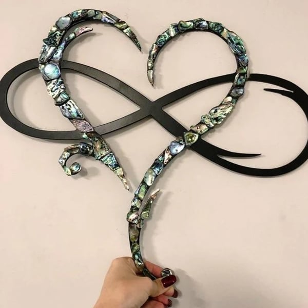 IronEcho – Handsmidd Väggskulptur med Infinity Heart