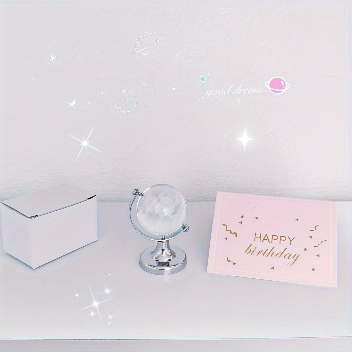 Elegant kristallglobdisplay – Dekorativ heminredning på metallställ, perfekt present till skrivbordet eller vardagsrummet